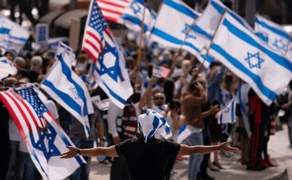 Des manifestants pro-israéliens se rassemblent devant le bâtiment fédéral lors d'un rassemblement en faveur d'Israël à Los Angeles.