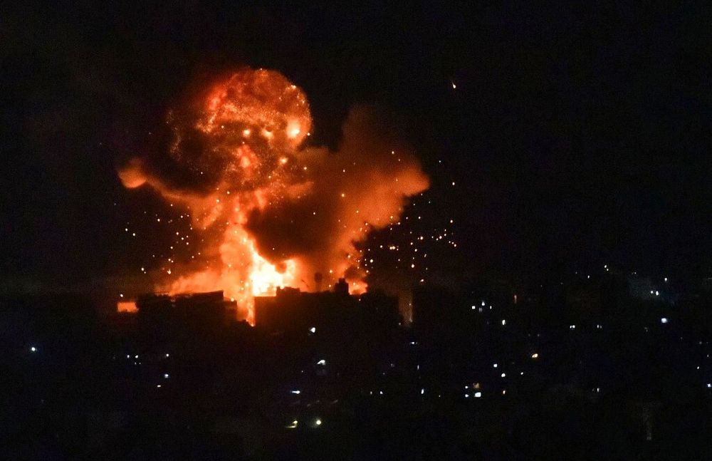 Des flammes et de la fumée s'élèvent dans une zone ciblée par une frappe aérienne israélienne sur les banlieues sud de Beyrouth, le 6 octobre 2024.