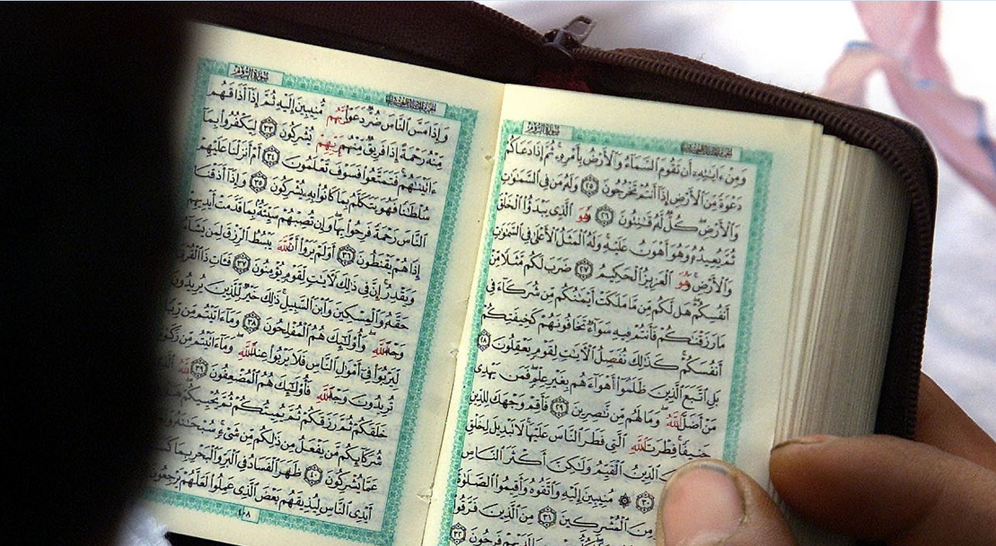 Image d'illustration - Un fidèle musulman lit le Coran