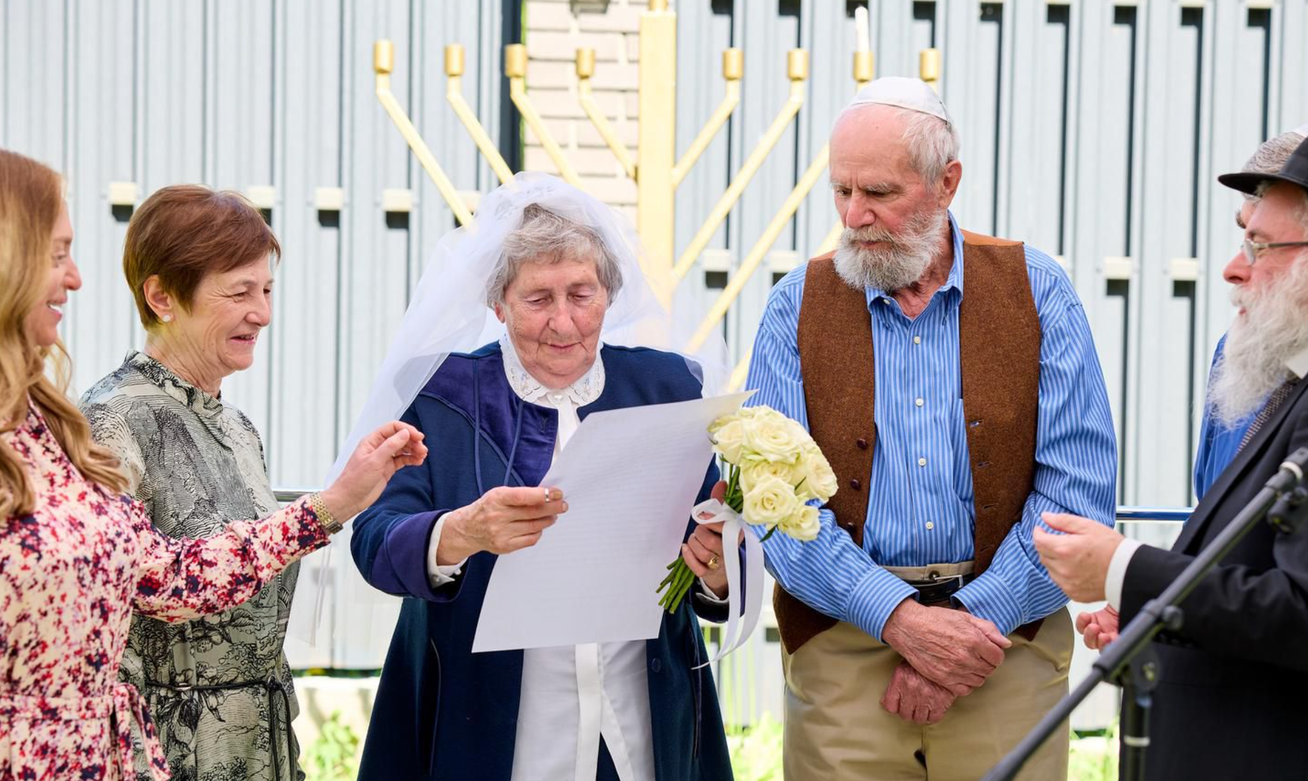 À Kiev, une cérémonie collective de mariages juifs symbolise l’espoir après le cessez-le-feu