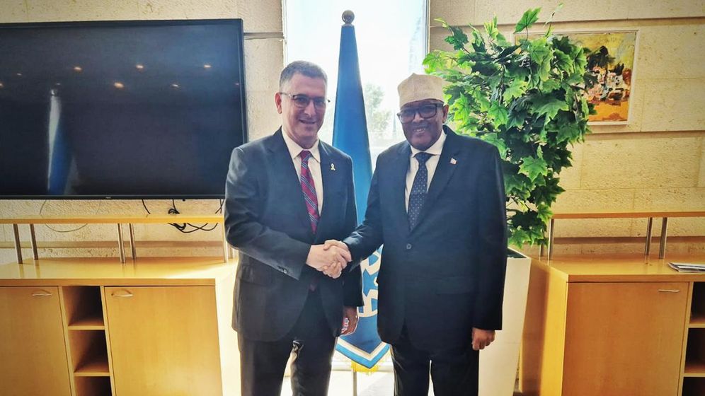 Le ministre des Affaires étrangères Gideon Sa'ar et le président du Somaliland Abdirahman Mohamed Abdullahi, au ministère des Affaires étrangères à Jérusalem