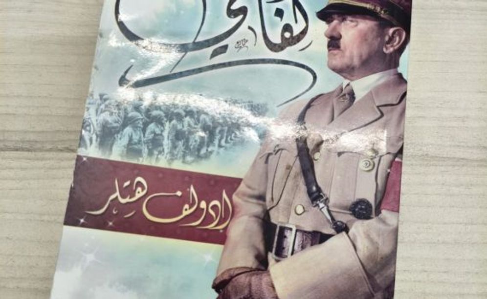 Le livre avec la photo d'Hitler