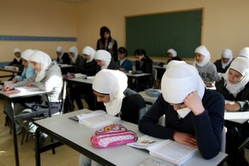 Des jeunes filles arabes étudient dans une école élémentaire dans le quartier arabe d'Umm Tuba, à Jérusalem-Est. Le 13 décembre 2011.