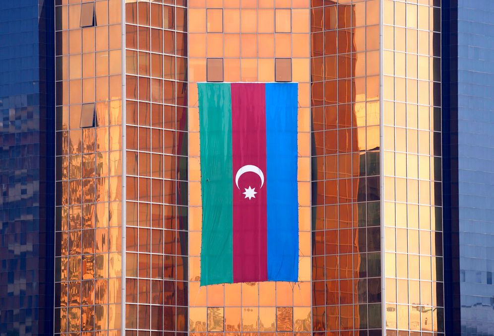(AP Photo/Darko Vojinovic) علم أذربيجان