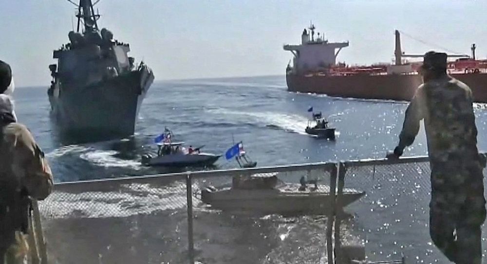 Illustration  - Des unités de la marine des Gardiens de la révolution iraniens observant un navire de guerre américain (gauche) et un pétrolier battant pavillon vietnamien (droite), dans le golfe d'Oman, le 3 novembre 2021.