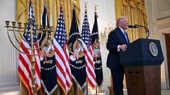 Le président américain Donald Trump lors d'une réception pour Hanoucca dans la salle Est de la Maison Blanche à Washington, DC, le 16 décembre 2025