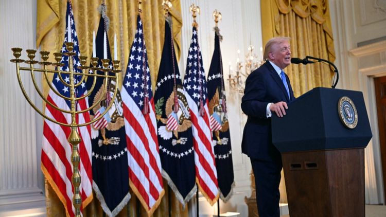 Le président américain Donald Trump lors d'une réception pour Hanoucca dans la salle Est de la Maison Blanche à Washington, DC, le 16 décembre 2025