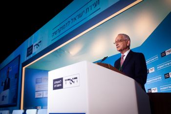 ناشر صحيفة هآرتس عموس شوكن - أرشيف