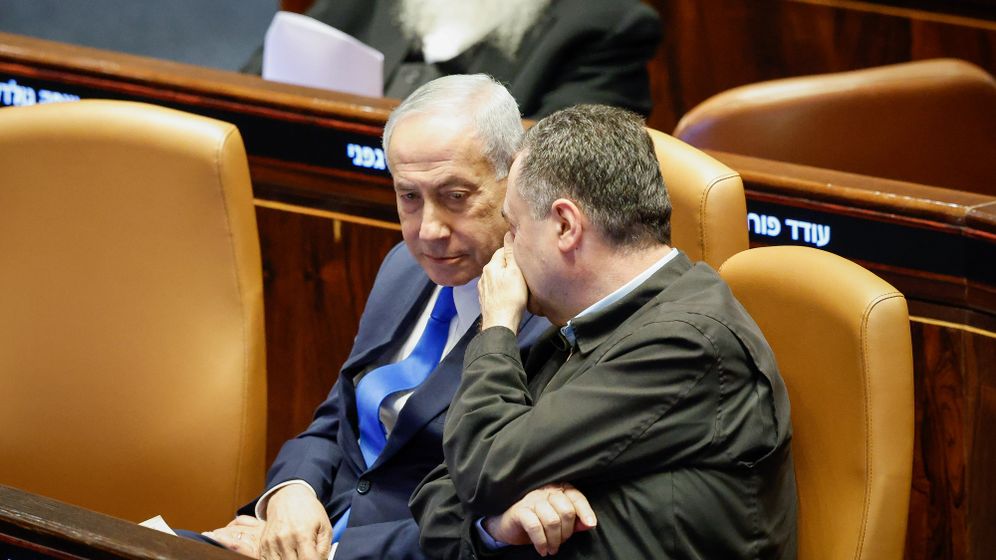 נועם מושקוביץ / דוברות הכנסת בנימין נתניהו וישראל כ"ץ במליאת הכנסת, ינואר 2026