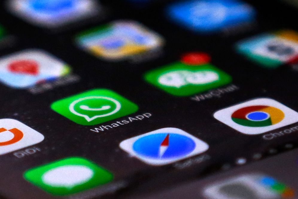AP / Andy Wong يشاهد WhatsApp مع تطبيقات الهواتف المحمولة الأخرى على هاتف ذكي