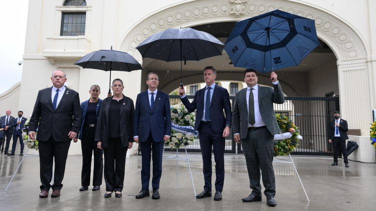 Le président israélien Isaac Herzog et son épouse Mikhal se recueillent sur le lieu de l'attentat antisémite de Bondi Beach, le 09.02.2026