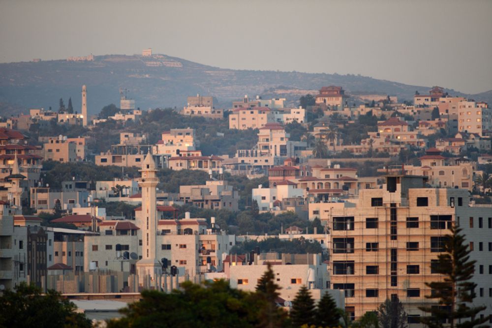 مدينة طولكرم الفلسطينية، على الطرف الغربي من الضفة الغربية