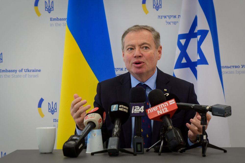 L'ambassadeur d'Ukraine en Israël, Yevgen Korniychuk, fait une déclaration aux médias sur l'invasion russe de l'Ukraine, à Tel Aviv, Israël, le 25 février 2022.