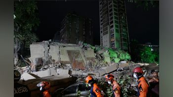 עובדי חילוץ מחפשים בהריסות של בניין שקרס לאחר רעידת אדמה בקראקס, ונצואלה, יום חמישי, 25 ביוני 2026