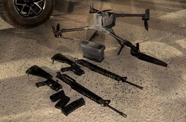 تفكيك شبكة تهريب أسلحة عبر طائرات مسيّرة على الحدود المصرية–الإسرائيلية