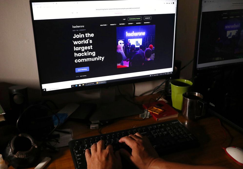 AP Photo/Tatan Syuflana Un pirate informatique