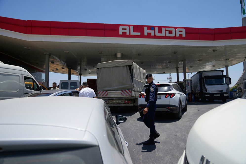 سيارات تنتظر أمام محطة غاز في الضفة الغربية