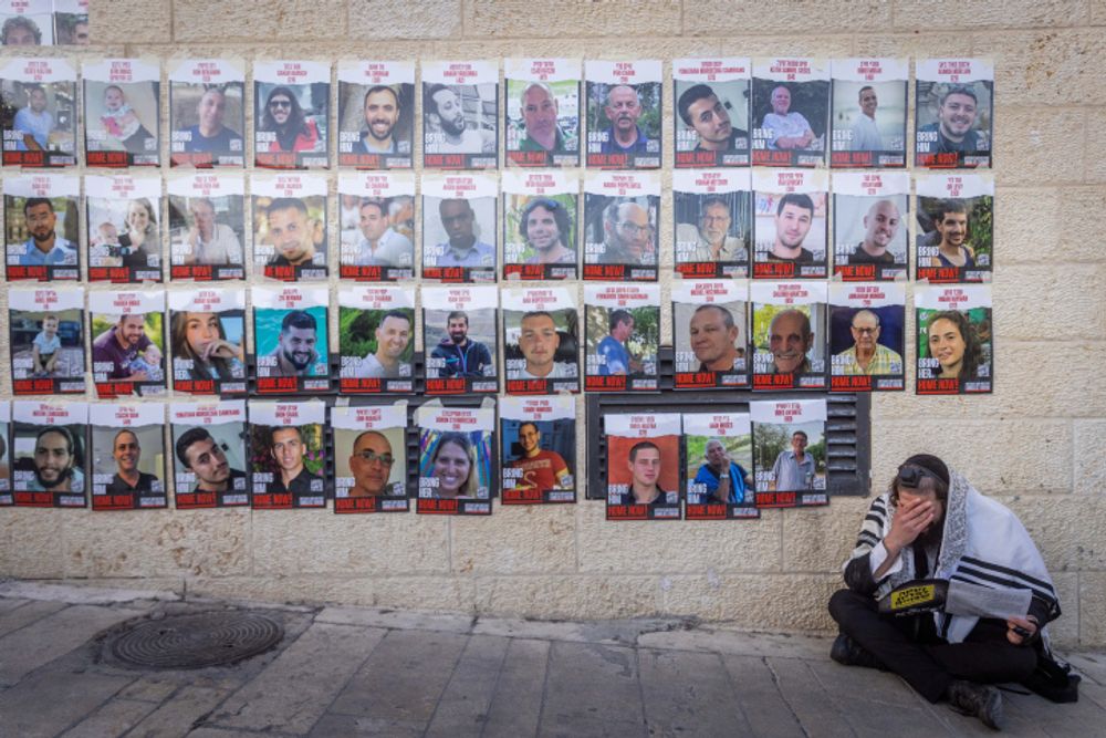 Des photos des otages retenus à Gaza, dans la vieille ville de Jérusalem