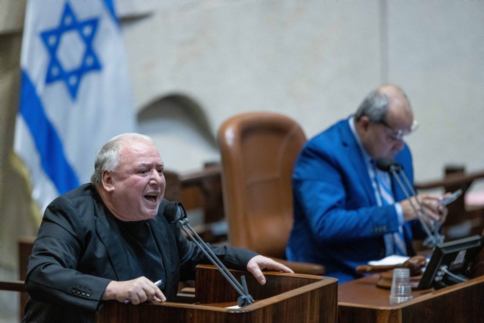 Le député David Amsalem s'exprime à la Knesset, à Jérusalem