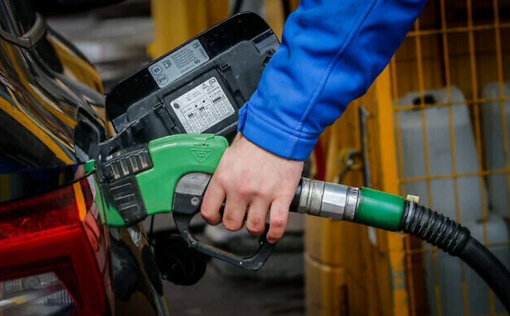 Illustration : Un homme faisant le plein de sa voiture, dans une station-service à Jérusalem, le 11 mars 2022.