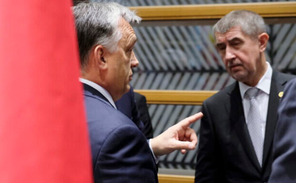 Le Premier ministre hongrois Viktor Orban, à gauche, s'entretient avec le Premier ministre tchèque Andrej Babis lors d'une réunion du groupe de Visegrad en marge d'un sommet de l'UE à Bruxelles, le 14 décembre 2017.