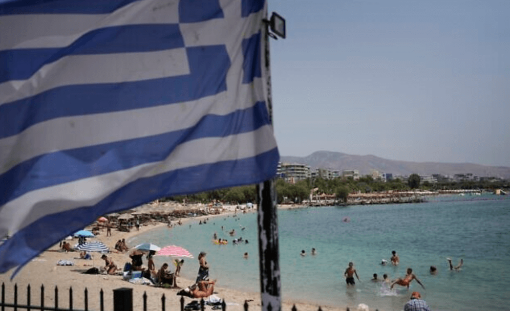 AP Photo/Thanassis Stavrakis Image d'illustration : Un drapeau grec flotte sur la plage d'Alimos, dans le sud d'Athènes, en Grèce, le mercredi 26 juillet 2023.