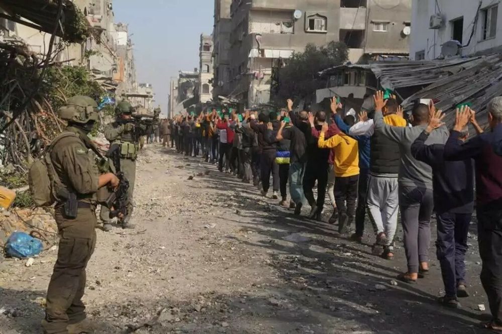 Des terroristes du Hamas se rendent aux soldats de Tsahal dans la bande de Gaza