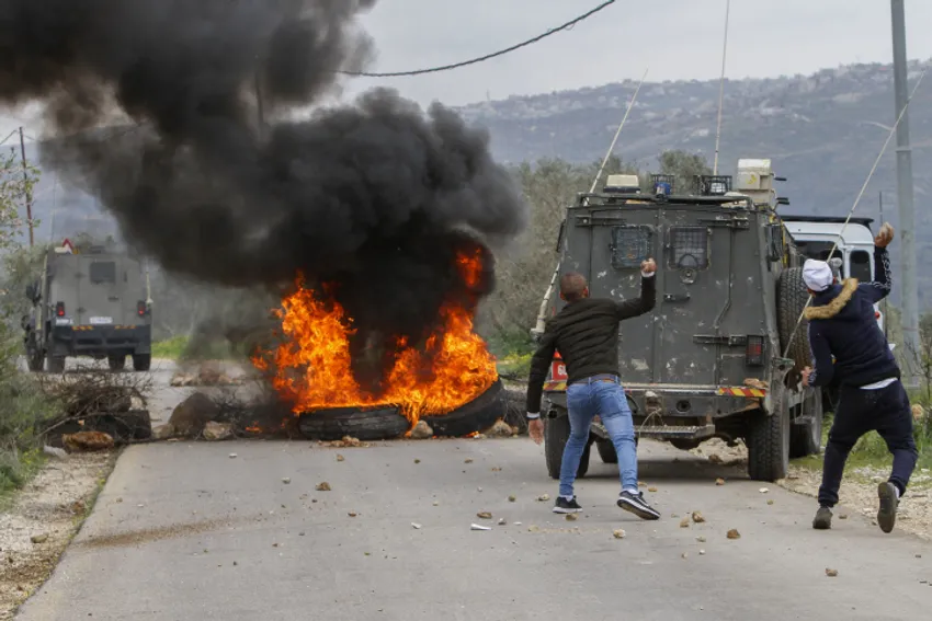 Illustration - Affrontements entre des émeutiers palestiniens et l'armée israélienne près de Naplouse, en Cisjordanie, le 2 mars 2020.