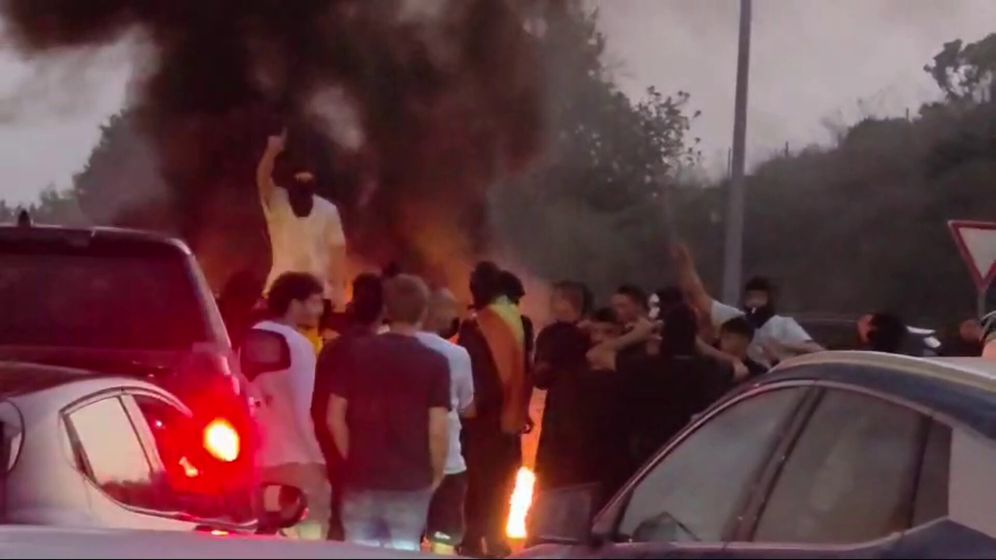 Druze protesters began a demonstration on Highway 6 at the Elyakim interchange and lit a bonfire.