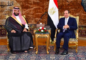 Egyptian Presidency via AP في هذه الصورة التي نشرها مكتب الرئاسة المصرية، يظهر ولي العهد السعودي الأمير محمد بن سلمان (يسار الصورة) مع الرئيس المصري عبد الفتاح السيسي في القاهرة يوم الثلاثاء 27 نوفمبر 2018.