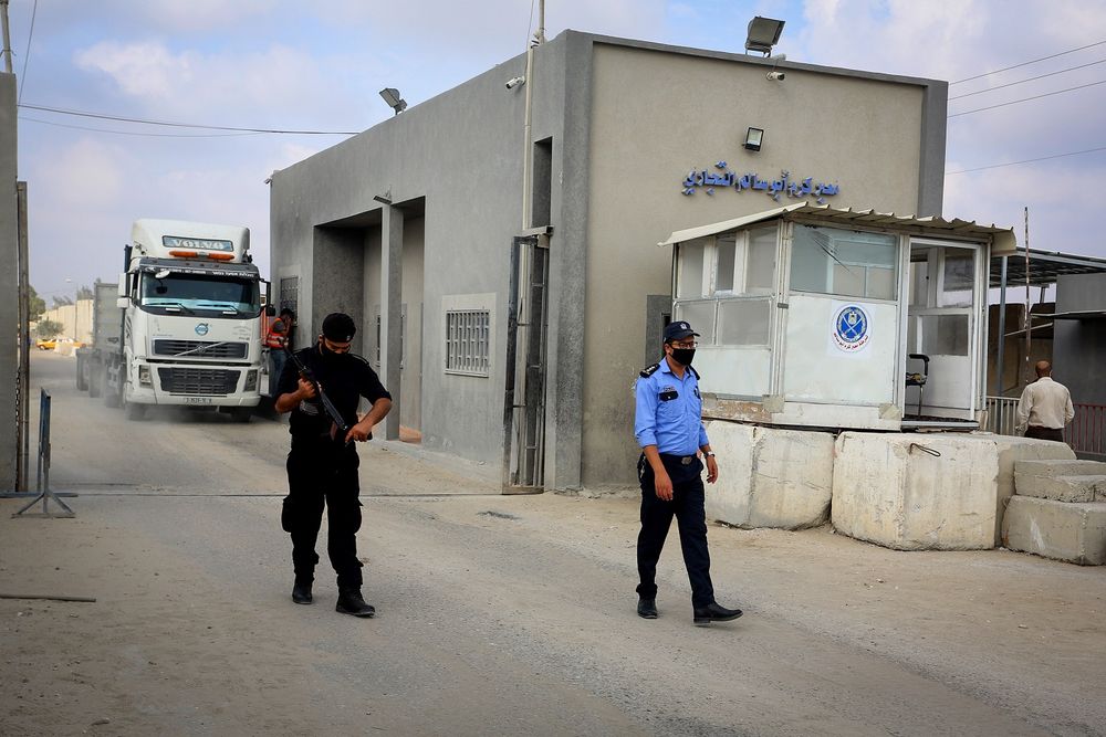 Illustration - Les forces de sécurité palestiniennes au passage de Kerem Shalom, principal point de passage des marchandises entrant à Gaza depuis Israël, le 1er septembre 2020