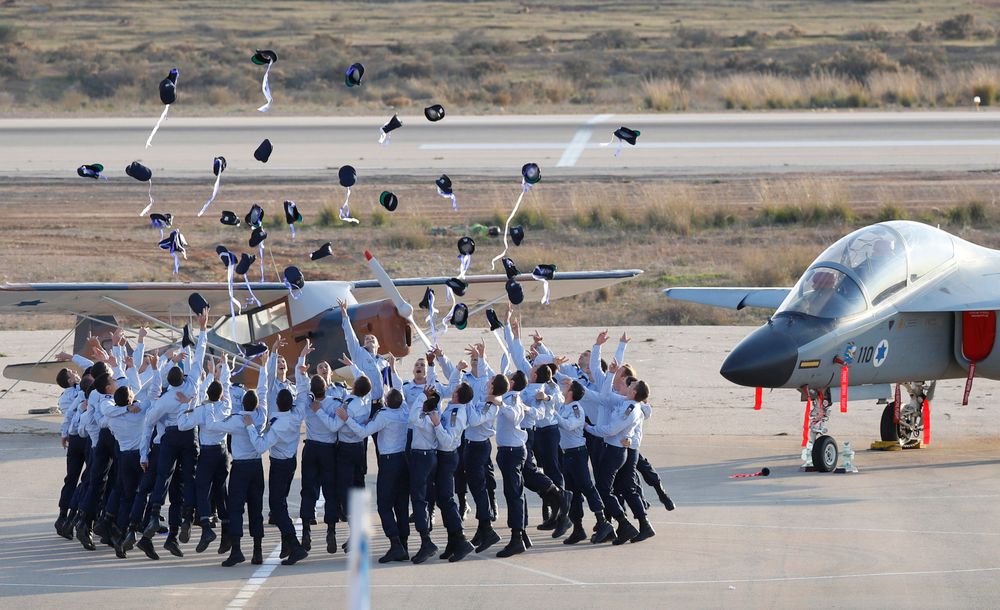 Les pilotes de l'armée de l'air israélienne célèbrent leur réussite lors d'une cérémonie de remise des diplômes à la base aérienne de Hatzerim dans le désert du Néguev en Israël le 26 décembre 2018