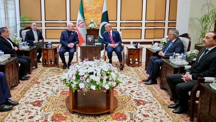 الوفد الإيراني في اجتماع مع رئيس وزراء باكستان، أرشيف.