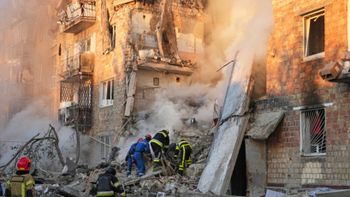 חילוץ פצועים בקייב לאחר מתקפה רוסית, 28.08.2025