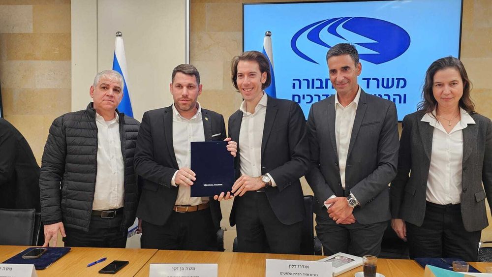 Le directeur général du ministère des Transports, Moshe Ben-Zaken, Andrew Dalton, président régional de la société Alstom, et Eran Cohen, PDG d'Alstom Israël signent un accord pour l'achat de trains électriques