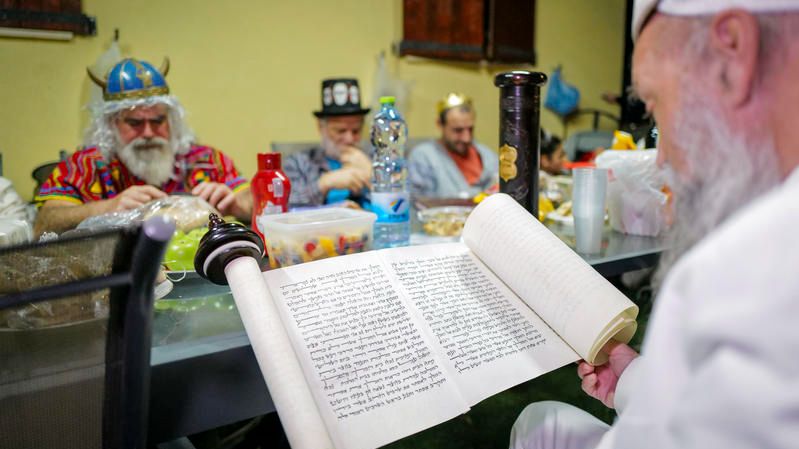 Pourim : lectures publiques de la Méguila interdites, les rabbins divisés sur Zoom