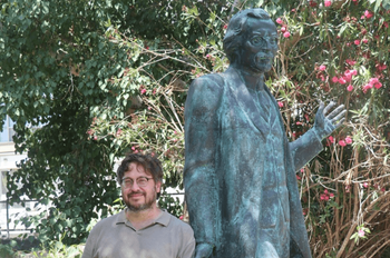 Le Dr. Yair Lipshitz devant la statue de l'écrivain Shalom Aleichem