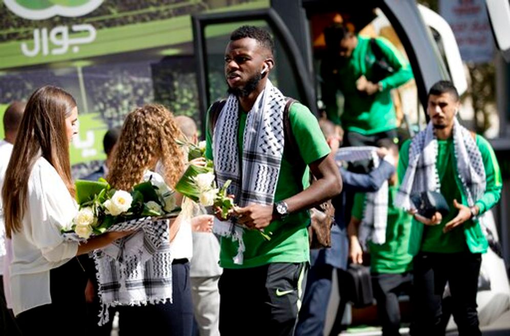 فلسطينيون يرحبون بالمنتخب السعودي في مدينة رام الله بالضفة الغربية، الأحد، 13 أكتوبر/تشرين الأول 2019