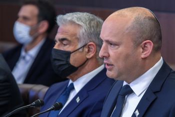 Le ministre israélien des AE, Yair Lapid, et le Premier ministre Naftali Bennett lors d'une réunion du cabinet à Jérusalem le 14 novembre 2021
