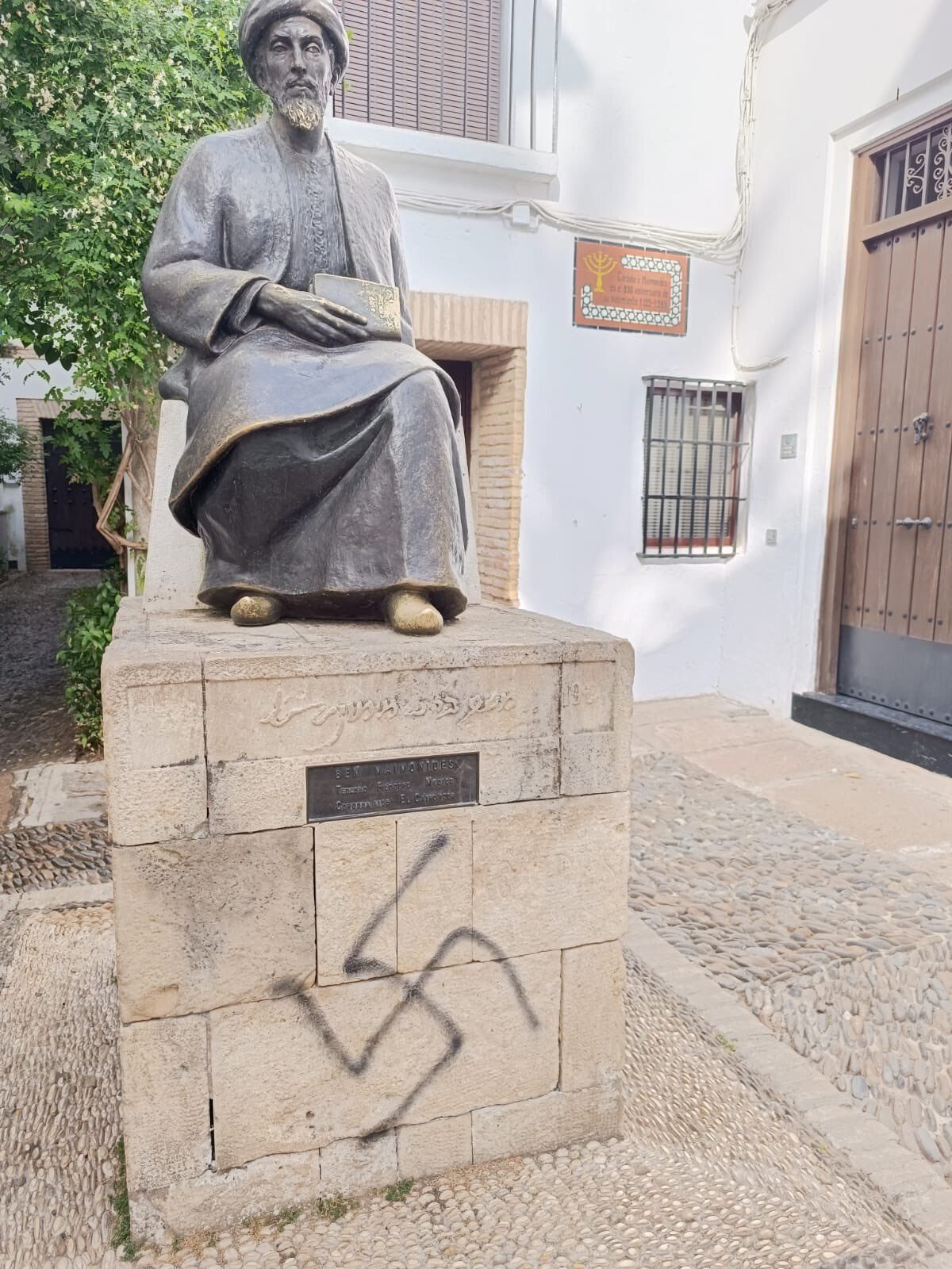 Espagne : une croix gammée découverte sur la statue de Maïmonide à Cordoue
