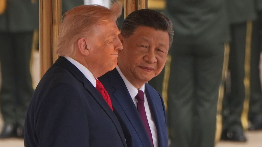 Mark Schiefelbein/AP التقى الرئيس الأمريكي دونالد ترامب والرئيس الصيني شي جين بينغ في بكين، 14 مايو 2026