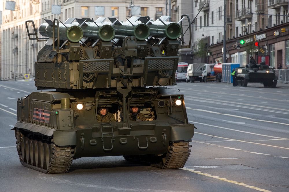Le système de défense aérienne Buk-M2 lors d'une répétition du défilé militaire du Jour de la Victoire à Moscou le 5 mai 2016
