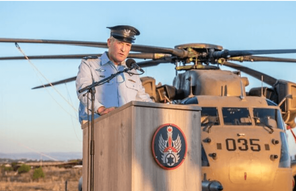 Le chef de l'armée de l'air israélienne, le général Tomer Bar, s'exprimant sur la base aérienne de Tel Nof, le 6 août 2023.