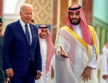 في هذه الصورة التي نشرها القصر الملكي السعودي، ولي العهد السعودي الأمير محمد بن سلمان، على اليمين، يرحب بالرئيس الأمريكي جو بايدن في قصر السلام في جدة، المملكة العربية السعودية، 15 يوليو 2022.