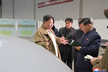 Le dirigeant nord-coréen Kim Jong Un inspecte le drone nucléaire sous-marin dans un lieu non divulgué en Corée du Nord