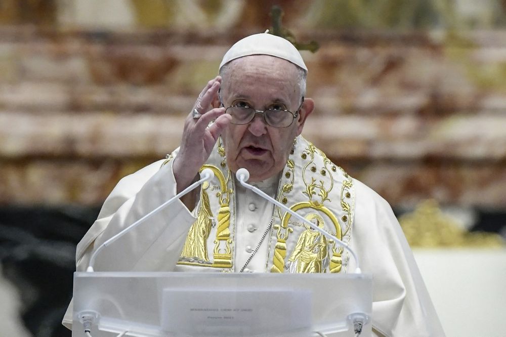 Le Pape François donne sa bénédiction Urbi et Orbi, après avoir célébré la messe de Pâques le 0 avril 2021, à la Basilique Saint-Pierre au Vatican, pendant la pandémie de coronavirus Covid-19.