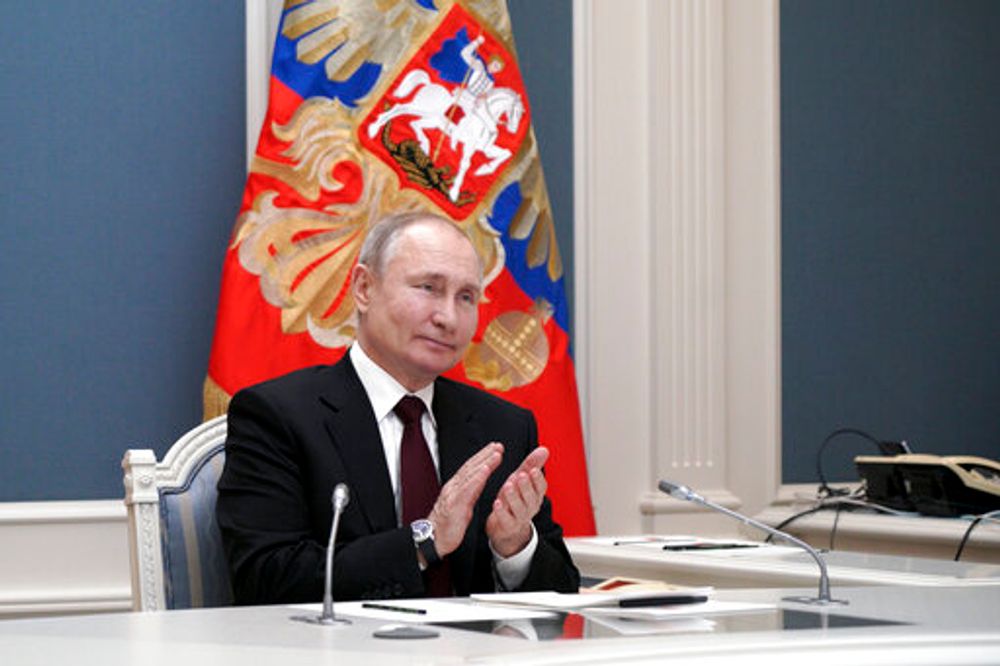 الرئيس الروسي فلاديمير بوتين يثني على إطلاق مجمع تالاس لتعدين الذهب في شمال غرب قيرغيزستان ، عبر وصلة فيديو في الكرملين في موسكو ، روسيا ، الأربعاء ، 17 مارس 2021.