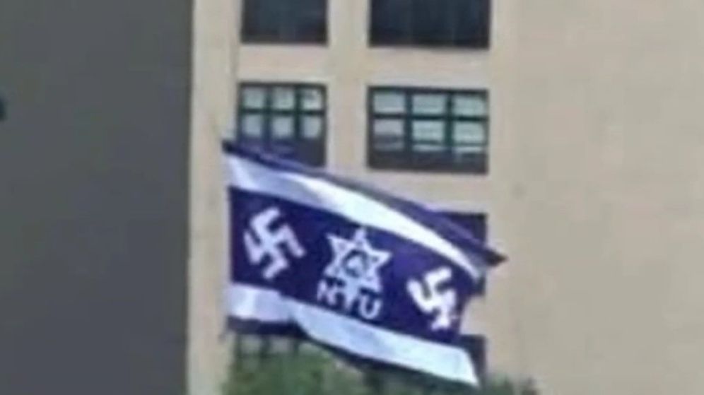 דגל אנטישמי מתנוסס מעל בניין אוניברסיטת NYU במנהטן