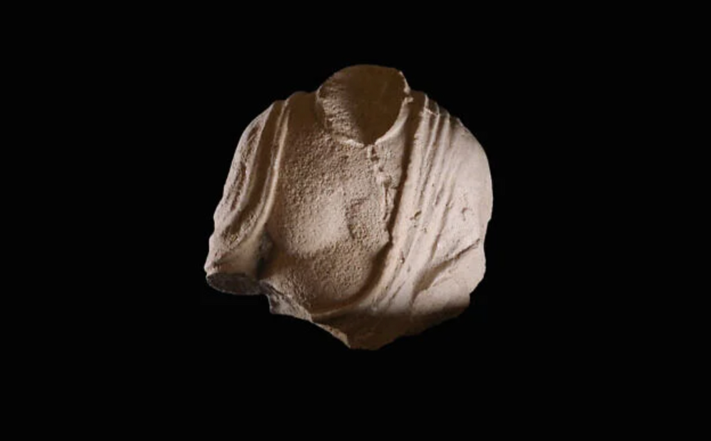 Fragment d’une figurine romaine vieille de 1 700 ans découvert par Dor Wolynitz, 8 ans, lors d’une randonnée dans le Néguev, dans une découverte annoncée par l’Autorité israélienne des antiquités le 11 mai 2026. 
