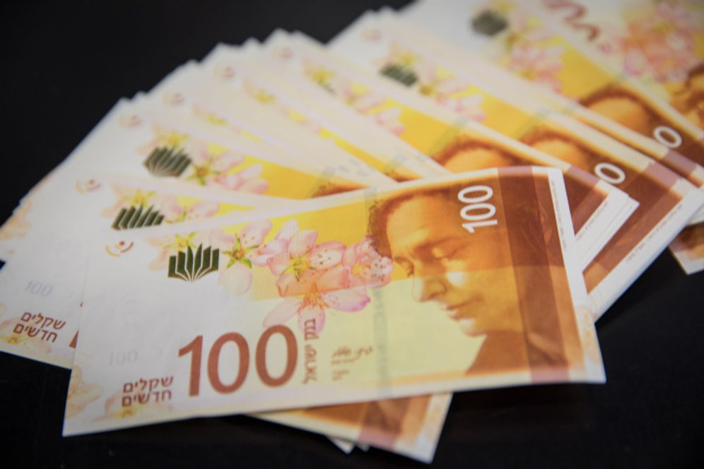 Illustration photo of the new 100 Israeli Shekel bill on December 31, 2017